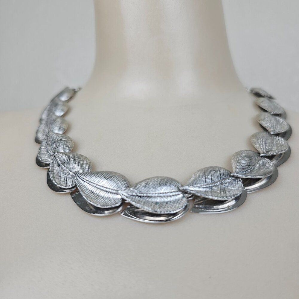 Vintage Choker Necklace Silver Tone Metal Leaf Leaves Link Smooth Textured - Picture 2 of 14